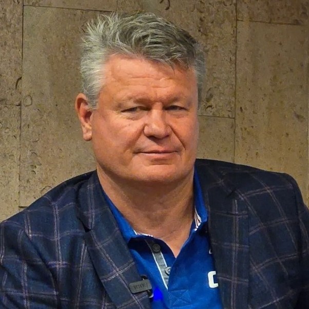 Звезда кино Олег Тактаров развеял в Омске миф, что надо пить много чистой воды