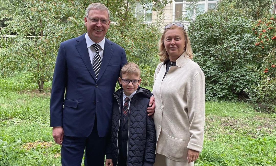 Жена буркова губернатора. Бурков жена дети. Семья буркова. Бурков губернатор омской. Семья буркова.